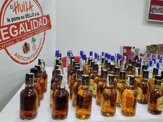 Cerca de 780 botellas de aguardiente, 450 botellas de whiskey, incautadas en el Huila.