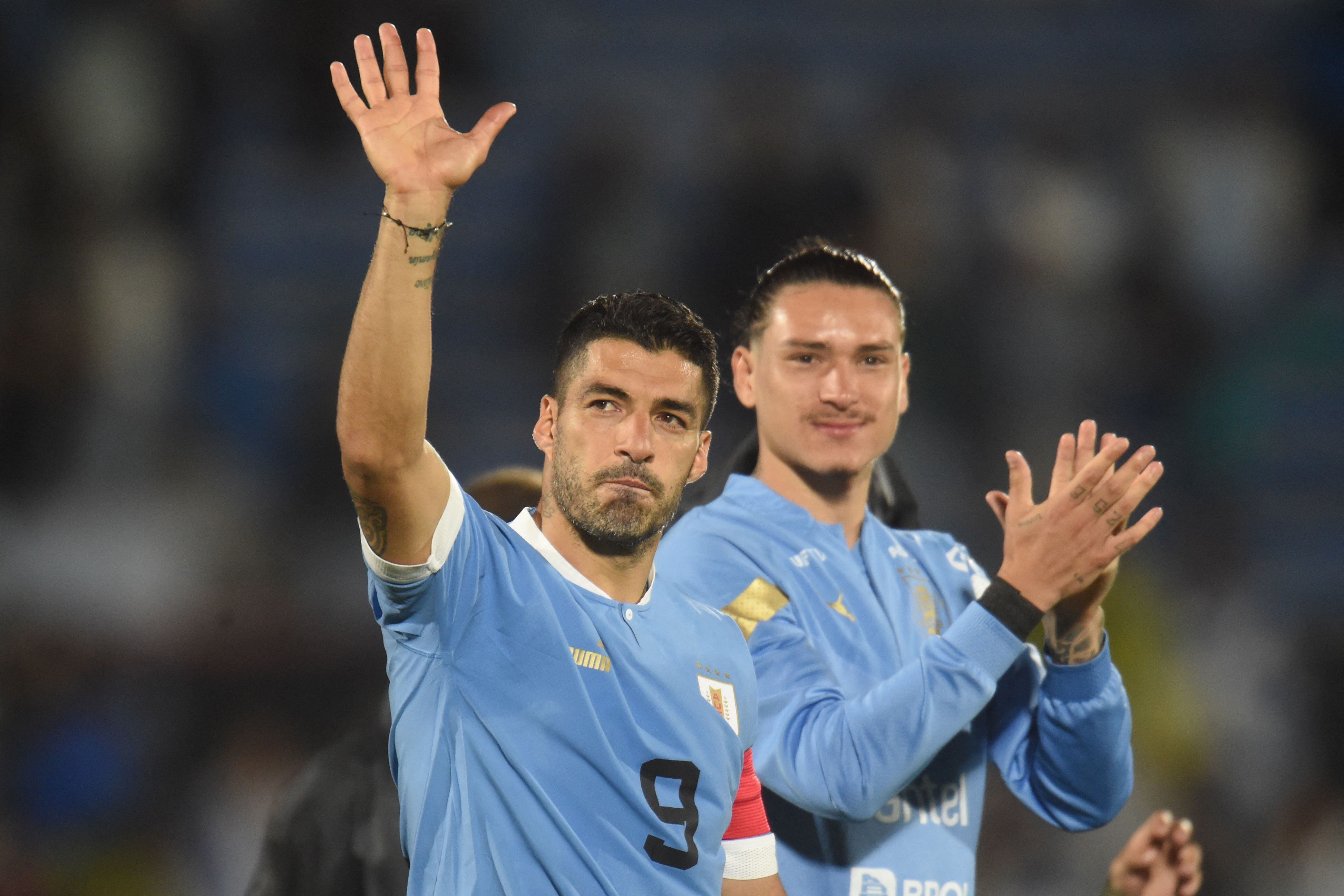 Luis Suarez y Darwin Nunez tras el partido ante Bolivia. (Photo by DANTE FERNANDEZ / AFP) (Photo by DANTE FERNANDEZ/AFP via Getty Images)