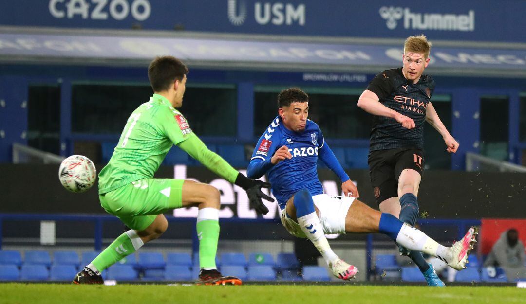 Kevin De Bruyne convirtiendo el segundo gol del partido ante Everton