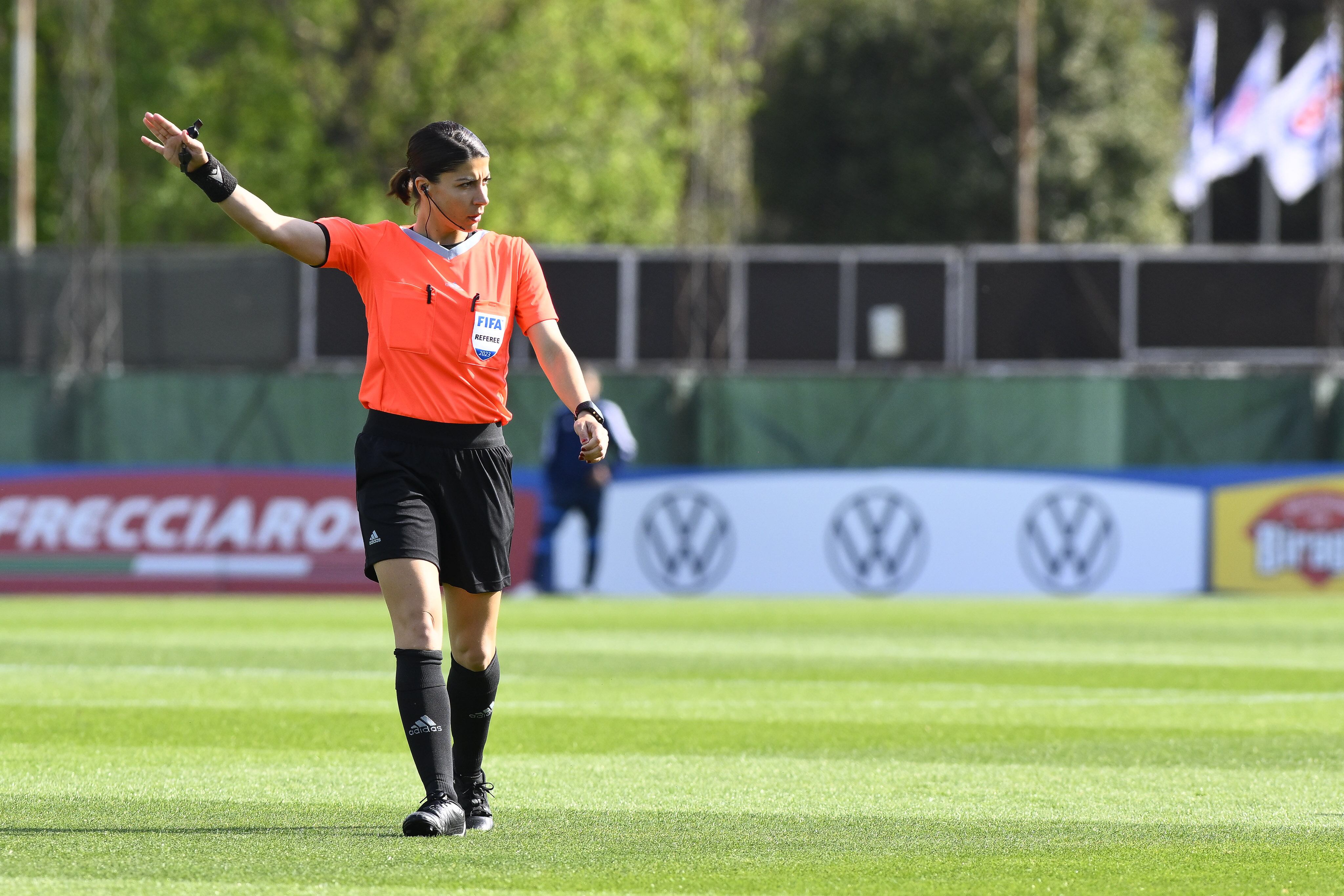 Árbitra Zoe Stavrou durante el partido amistoso entre Italia y Colombia. (Photo by Domenico Cippitelli/LiveMedia/NurPhoto via Getty Images)