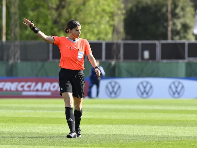 Árbitra Zoe Stavrou durante el partido amistoso entre Italia y Colombia. (Photo by Domenico Cippitelli/LiveMedia/NurPhoto via Getty Images)