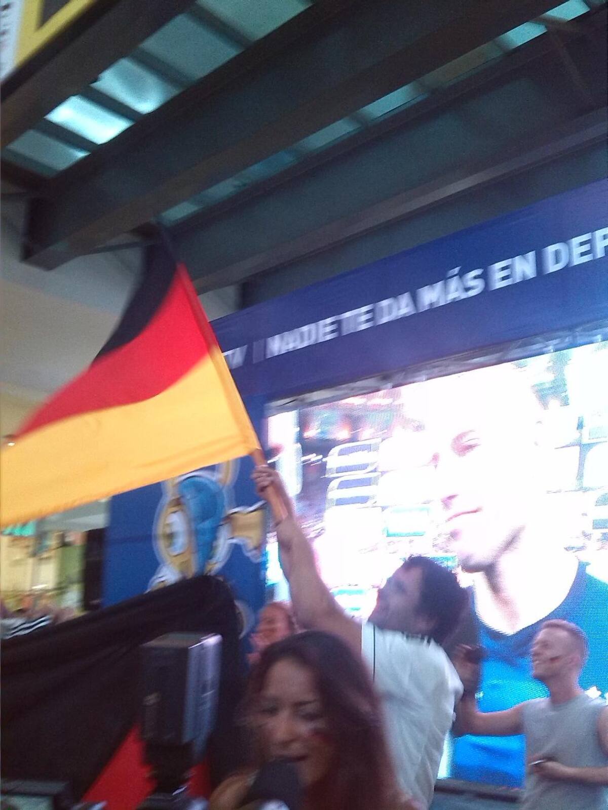 Con cornetas, banderas y cerveza la colonia alemana celebró el triunfo en el centro comercial Premium Plaza.