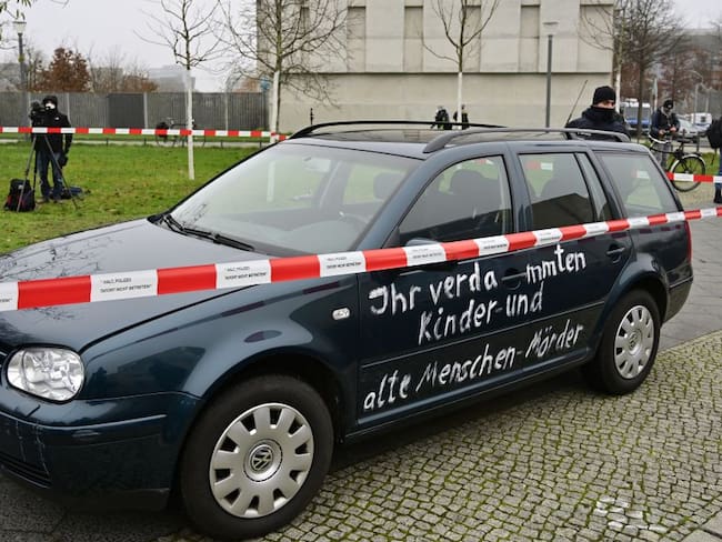 Vehículo con mensajes políticos se estrelló contra oficina de Angela Merkel