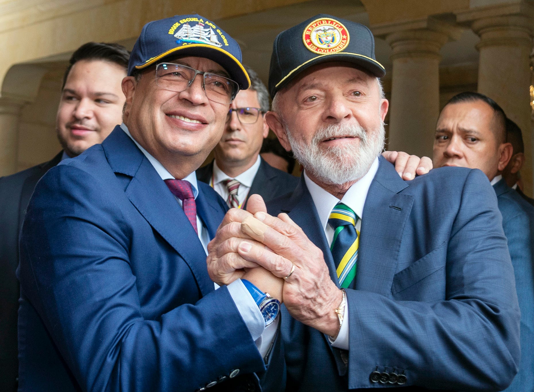 Fotografía cedida por Presidencia de Colombia del presidente colombiano Gustavo Petro (i), mientras saluda al presidente brasileño, Luiz Inácio Lula da Silva, durante su visita en Bogotá (Colombia). 
Presidencia de Colombia