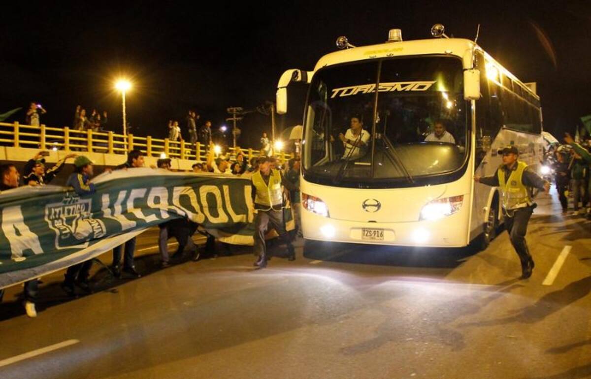 Atlético Nacional tiene apoyo masivo de los hinchas de Nacional en Bogotá y a pesar de que no pueden estar en El Campín, sí acompañan al equipo en la disputa de su duodécima estrella.