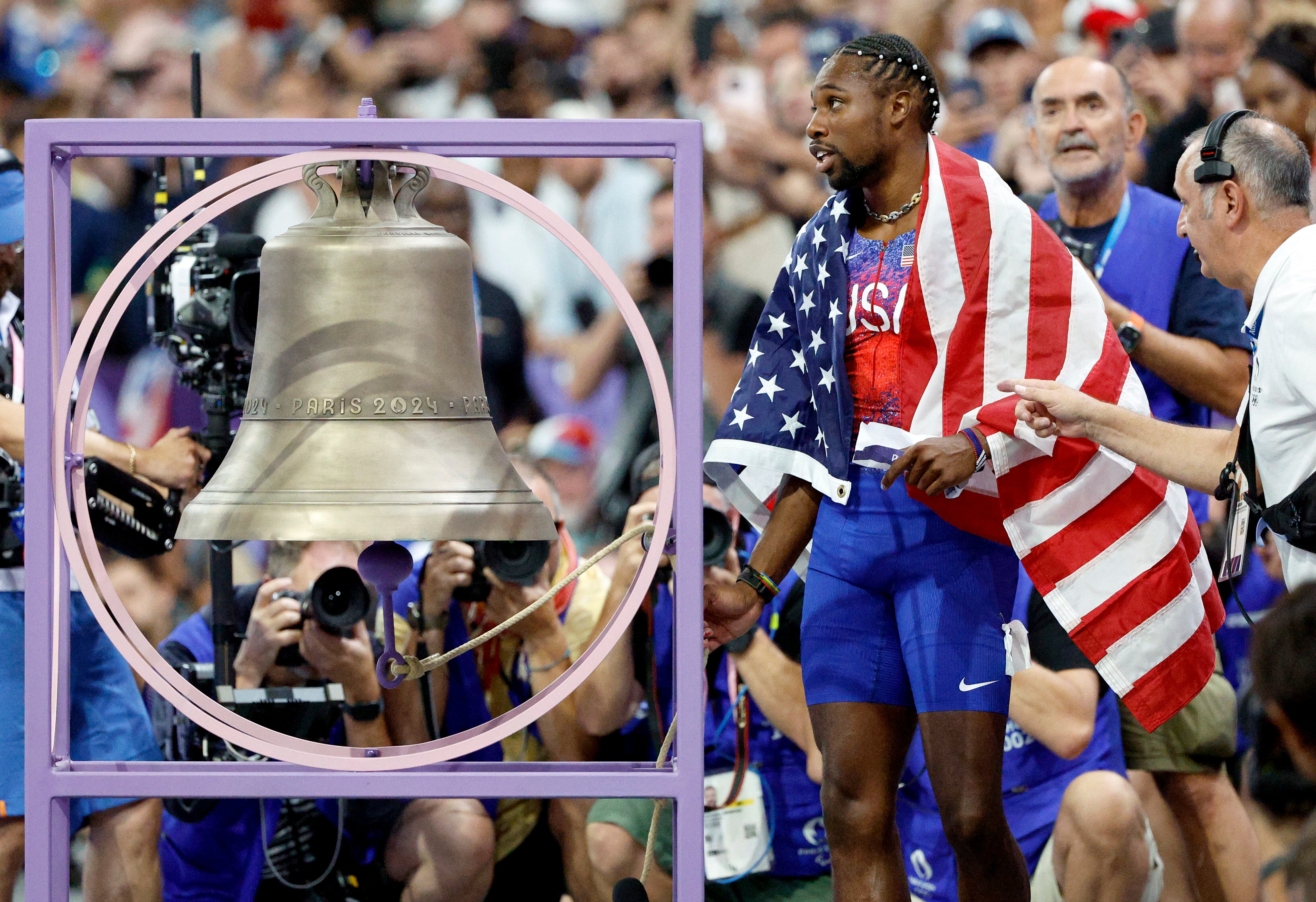 Saint-denis (France), 04/08/2024.- Noah Lyles of the USA rings the bell after winning the Men 100m final of the Athletics competitions in the Paris 2024 Olympic Games, at the Stade de France stadium in Saint Denis, France, 04 August 2024. (100 metros, Francia) EFE/EPA/FRANCK ROBICHON