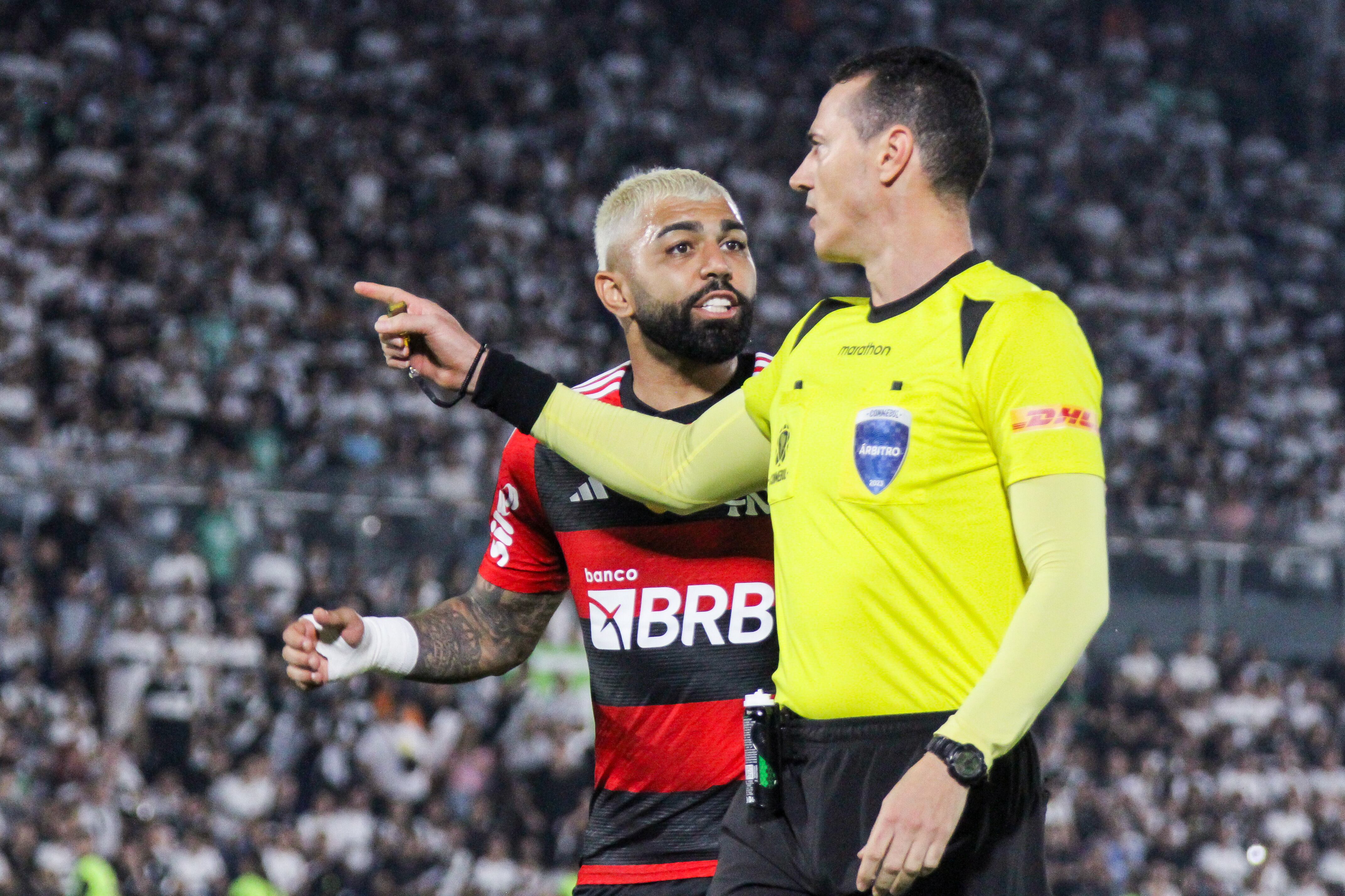 Discusión entre Gabriel Barbosa y Wilmar Roldán en Copa Libertadores 2023. (Photo by Christian Alvarenga/Getty Images)