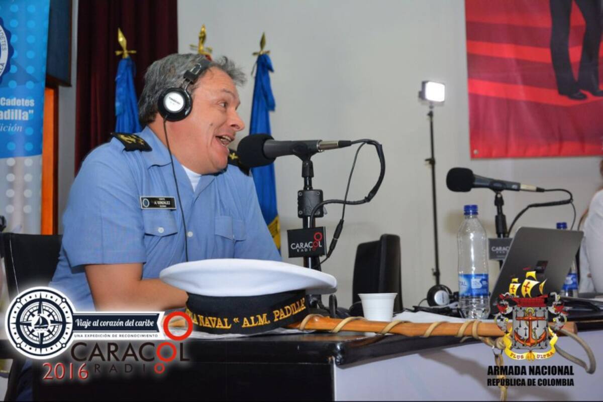 Don Jediondo en la mesa de trabajo de 6AM Hoy por Hoy 