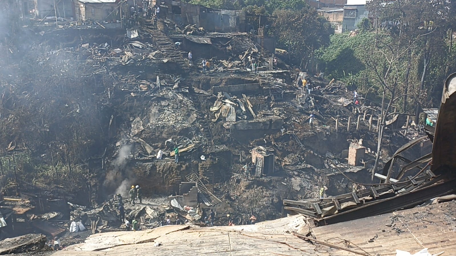 241 Personas damnificadas por incendio en Armenia. Foto Adrián Trejos