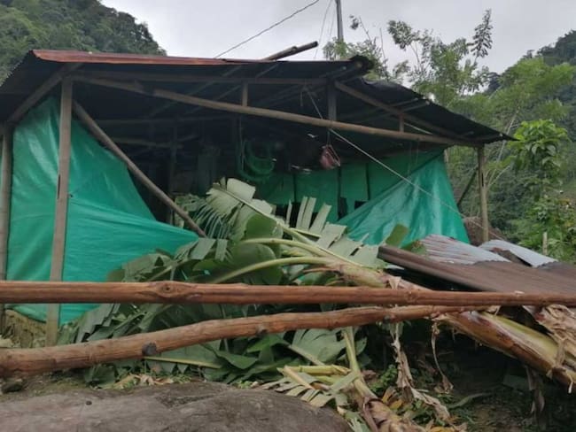Damnificados por vendaval en Risaralda repararon sus casas con plástico