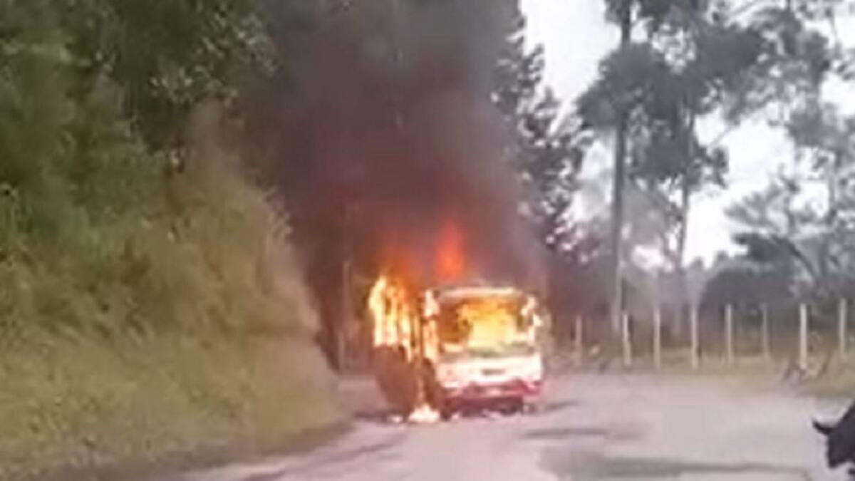 Incinerado un bus de pasajeros en la vía Cauca-Huila