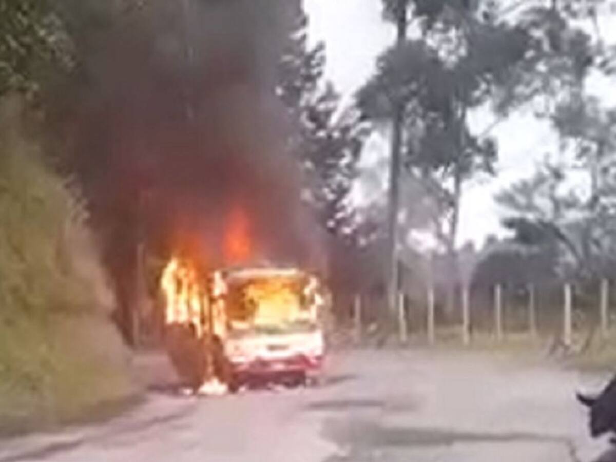 Incinerado un bus de pasajeros en la vía Cauca-Huila