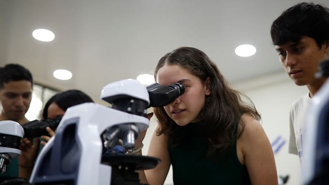 ES3005.SAN SALVADOR (EL SALVADOR) 2/10/2024- Estudiantes realizan pruebas de estudio de suelos en un laboratorio de geociencias, este miércoles en la Universidad de El Salvador (UES), en San Salvador (El Salvador). La estatal Universidad de El Salvador (UES) inauguró este miércoles un laboratorio de geociencias con la cooperación de Italia en su campus central, lo que le permitirá realizar investigaciones sobre suelos y volcanes. EFE/Rodrigo Sura