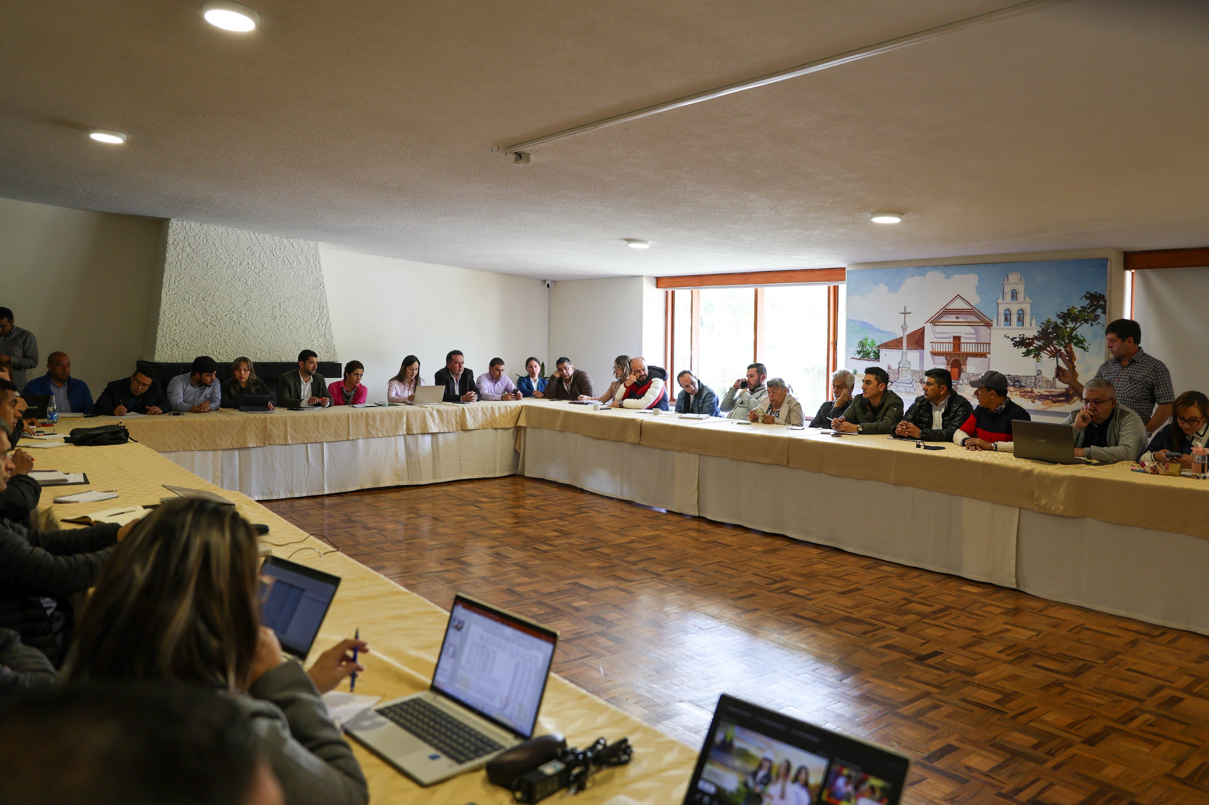 La mesa de diálogo de Sintraelecol, Gensa, Gobernación de Boyacá, congresistas y autoridades se realizó en el Hotel Sochagota de Paipa el pasado 2 de julio / Foto: Suministrada.