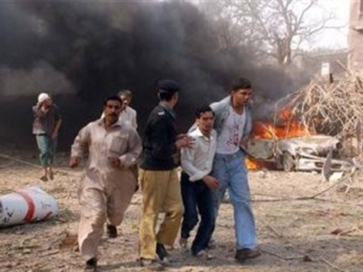Tras llegada de Hillary Clinton, grave atentado terrorista en Pakistán deja 90 muertos