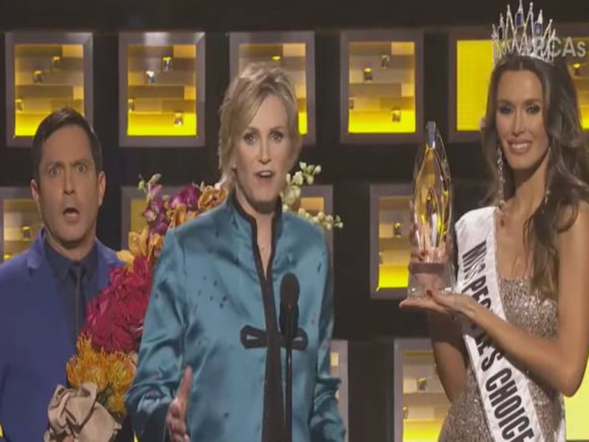 Se parodió el error de Miss Universo con la señorita Colombia en los Peoples Choice Awards