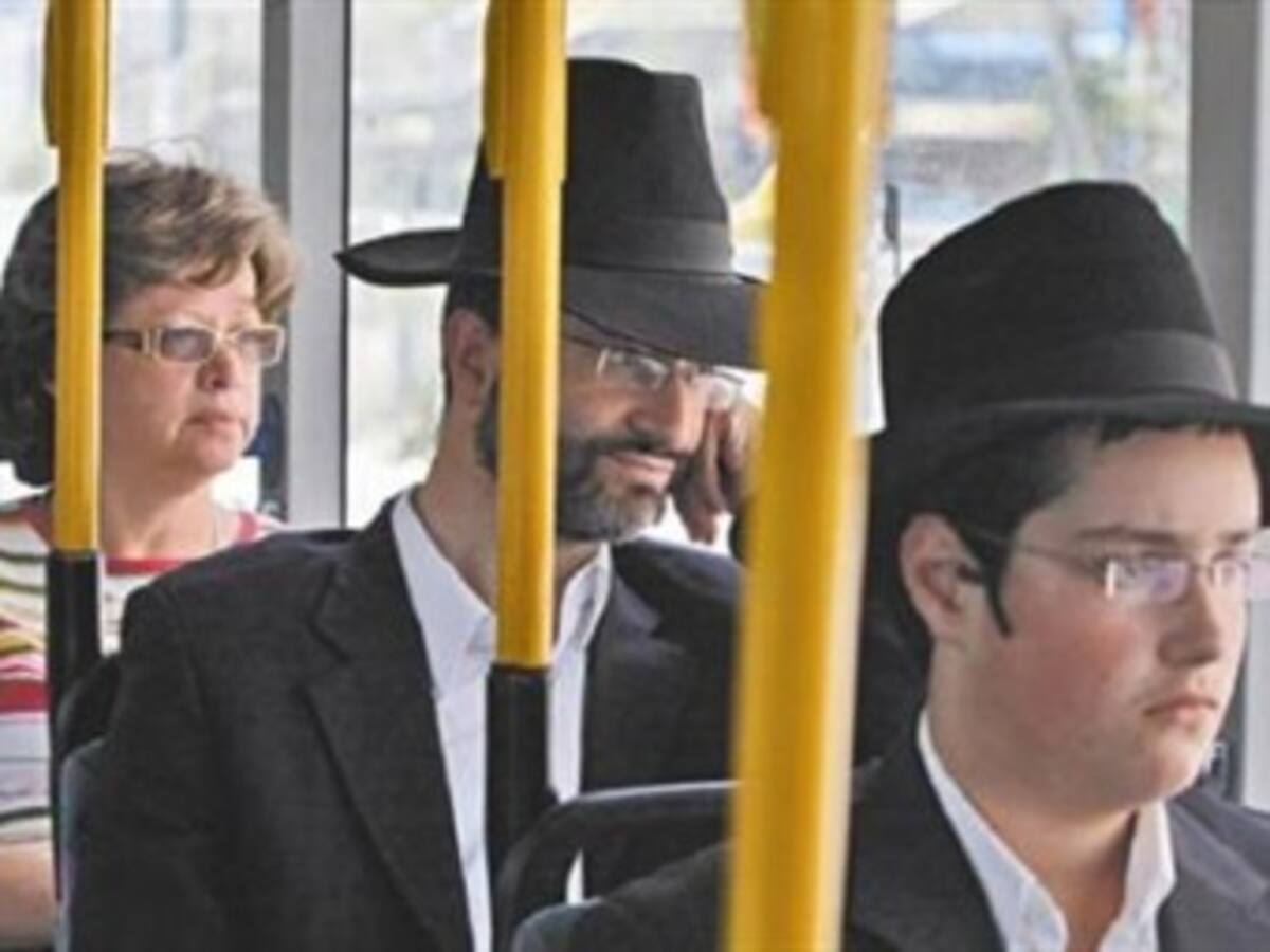 Debate en Israel por ley que obliga a mujeres ir atrás en un bus