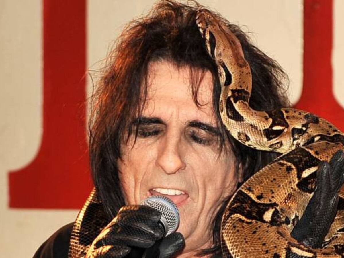 Rockero Alice Cooper paga a su serpiente billetes de avión en primera clase