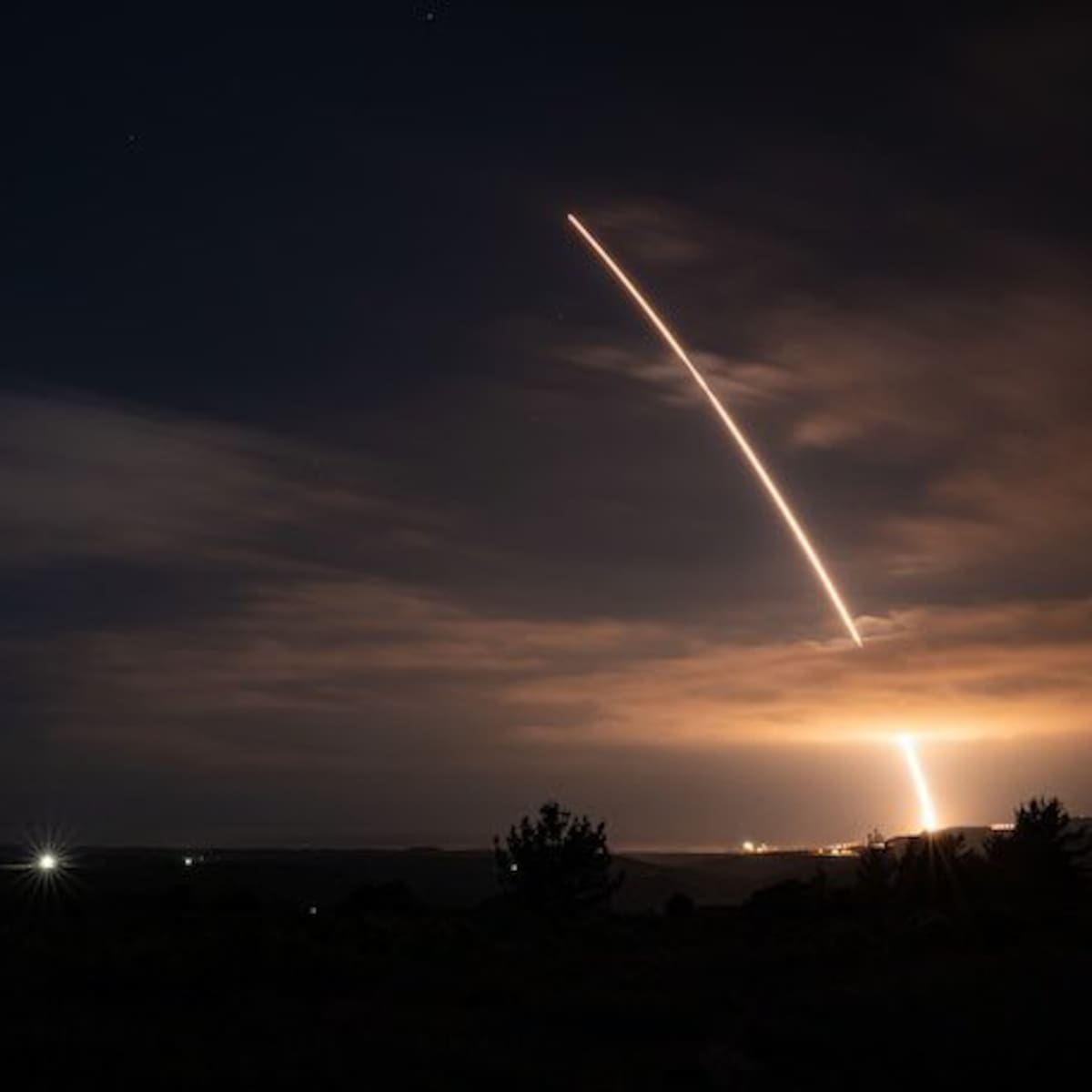 Irán prueba un nuevo misil naval de defensa aérea