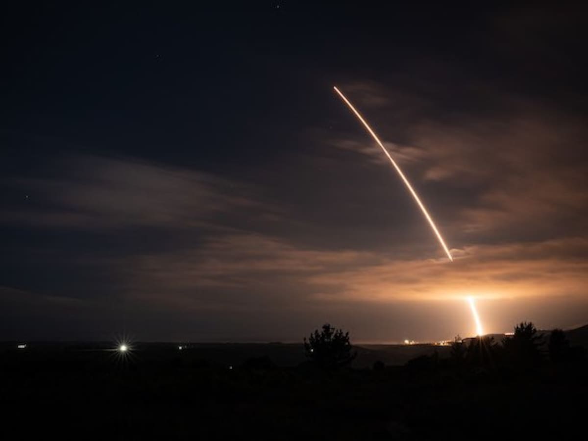 Irán prueba un nuevo misil naval de defensa aérea