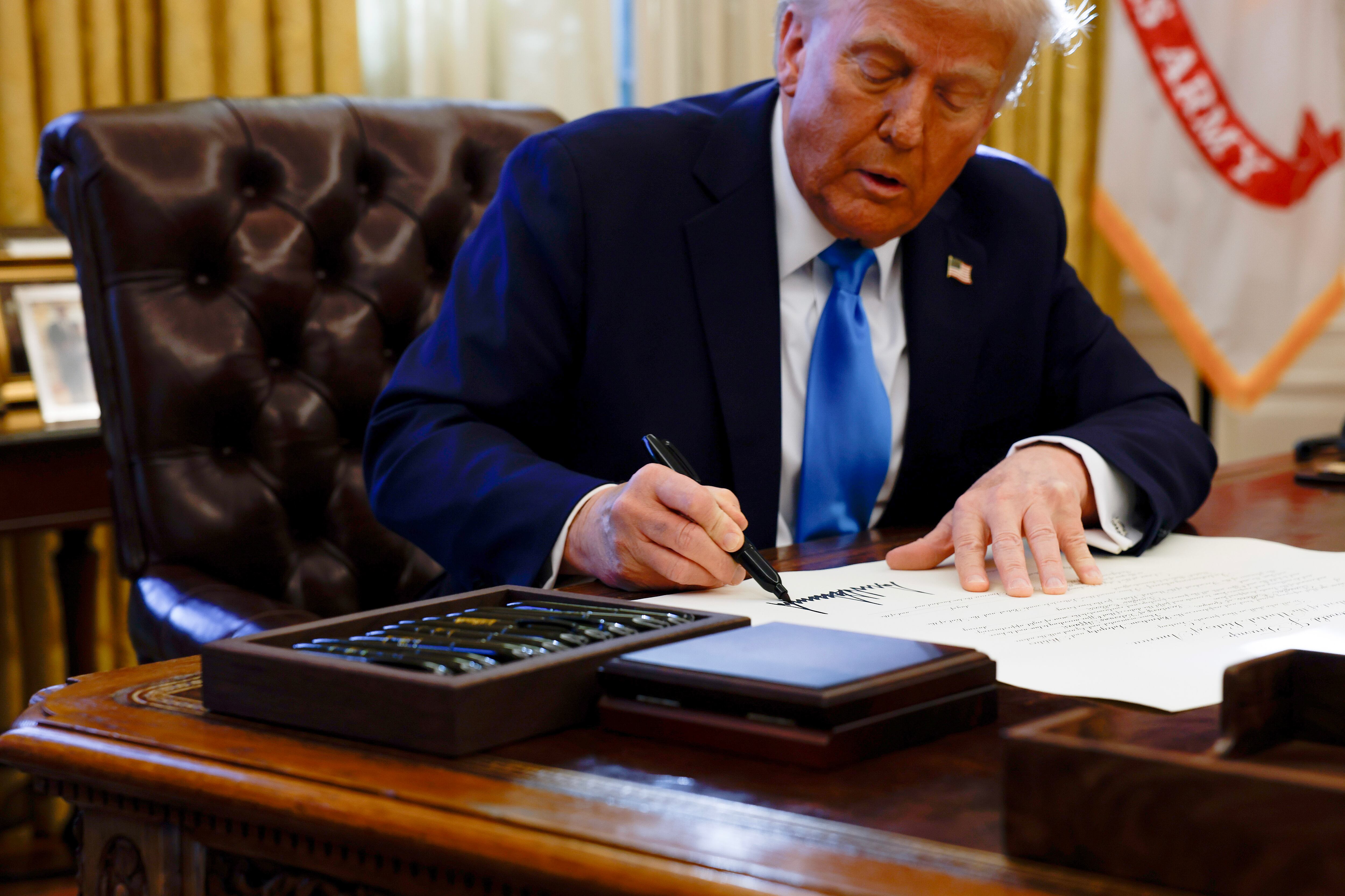 Donald Trump firmando decreto en la oficina oval. FOTO: Anna Moneymaker/Getty Images)