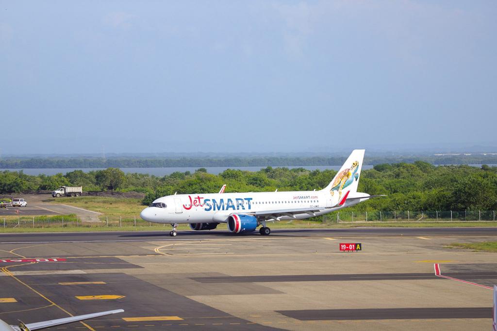 JetSMART celebra su primer vuelo entre Cartagena y Lima
