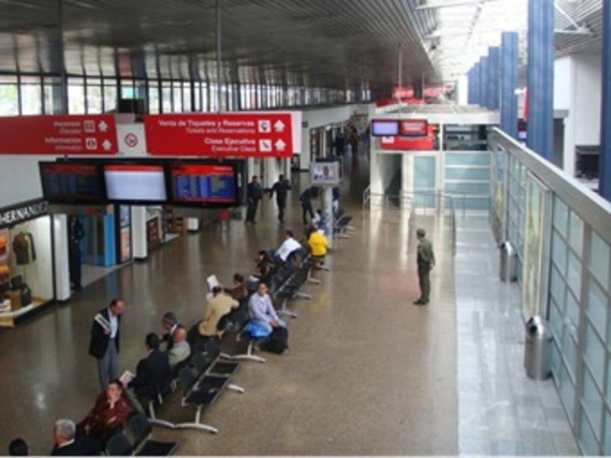 Paro de trabajadores del puente aéreo genera retrasos en el Aeropuerto El Dorado