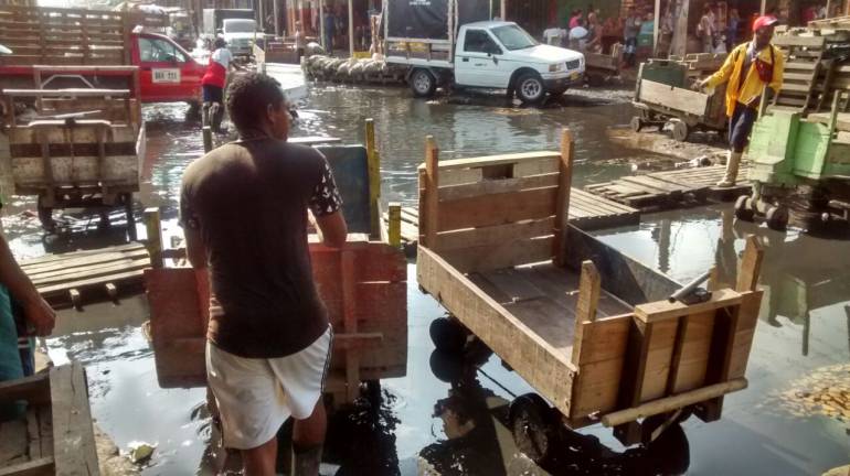 Así, vacíos, están las carretas de vendedores en el mercado público de Barranquilla.