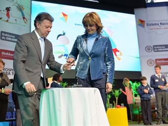 El Presidente Juan Manuel Santos firma el decreto que reglamenta la Ley de Convivencia Escolar, este miércoles en Bogotá. Foto: Presidencia.