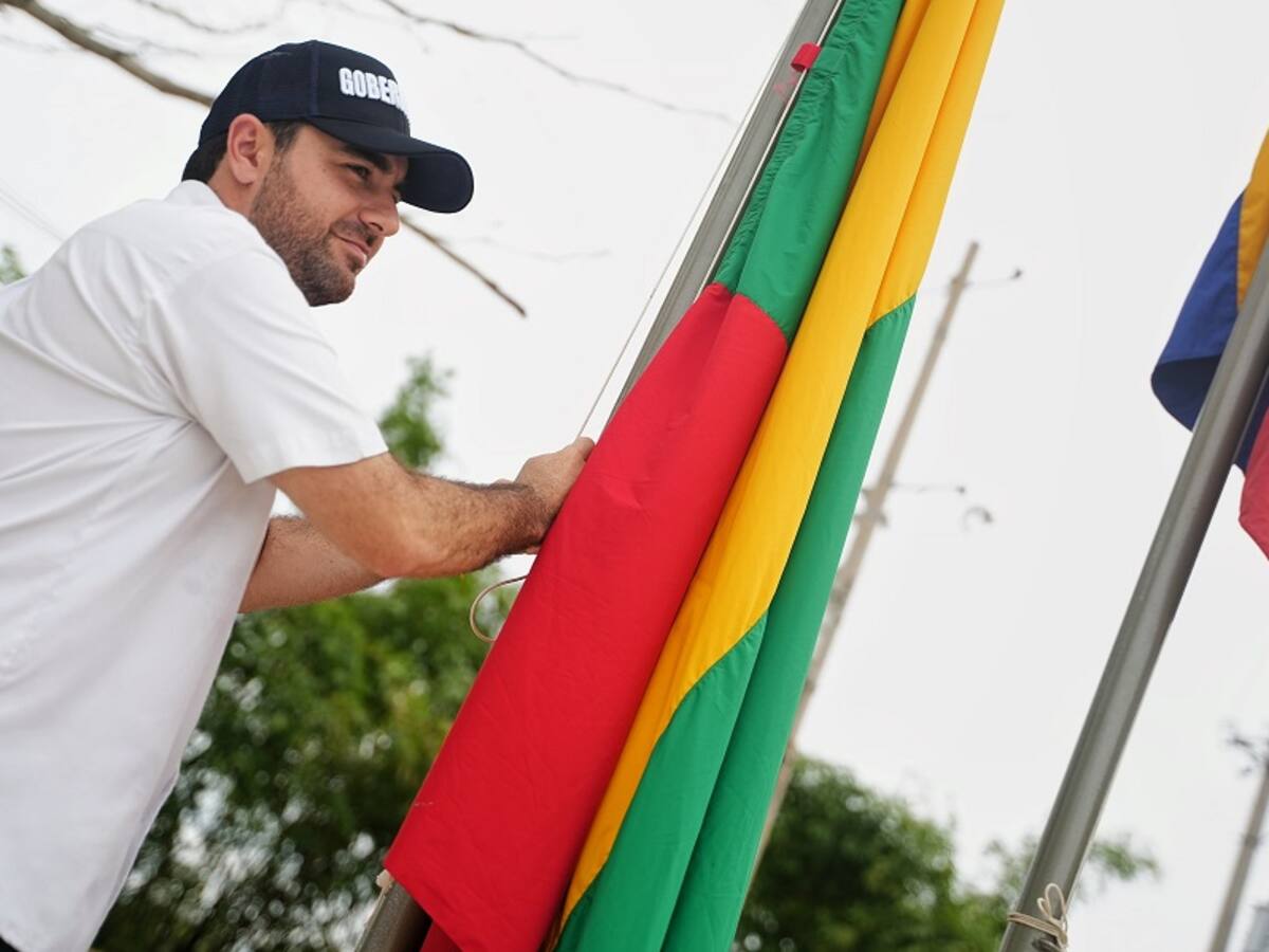 En cumpleaños de Bolívar, gobernador Yamil Arana izó la bandera en Cantagallo