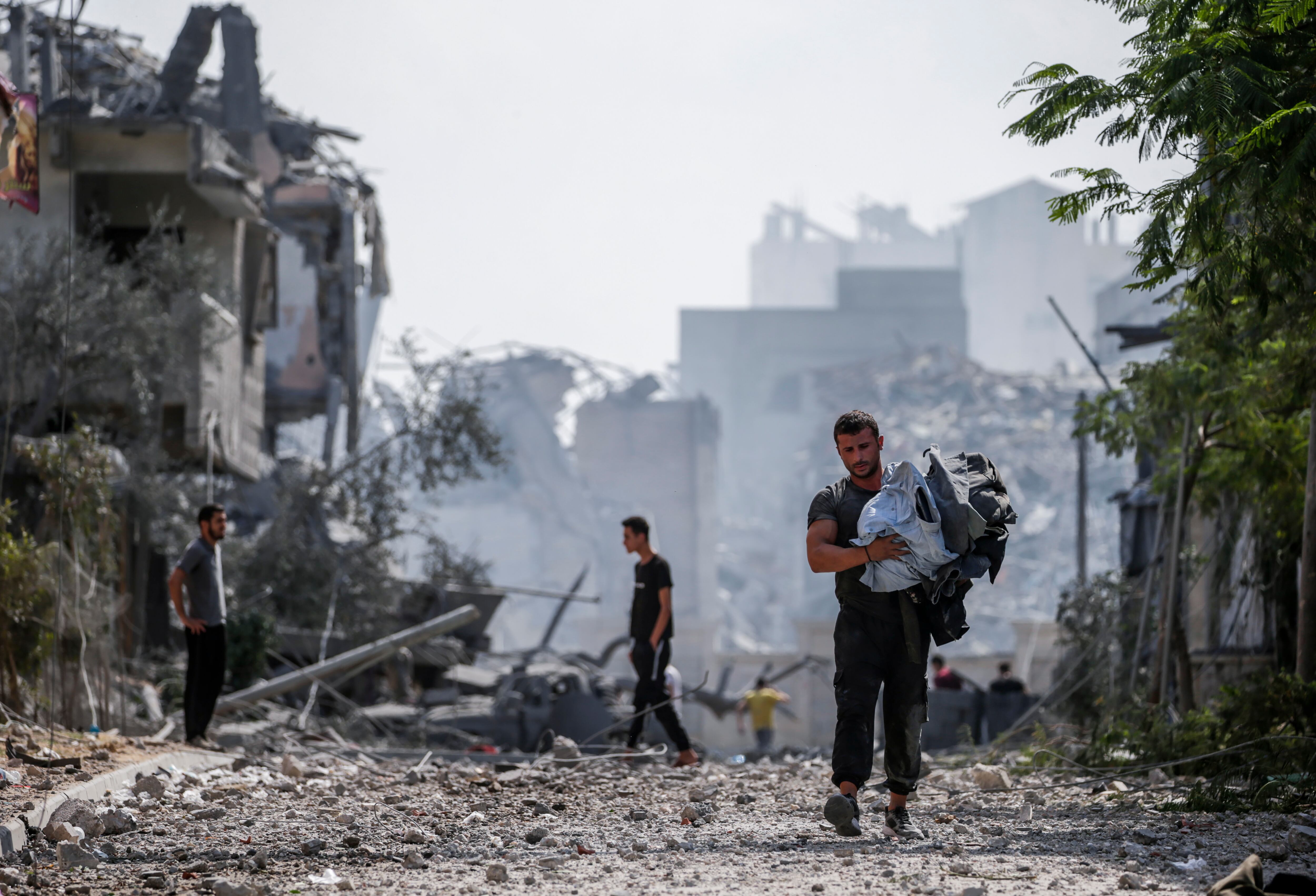 - Palestinos en el destruido barrio de Al-Ramal tras un ataque aéreo israelí en la ciudad de Gaz. EFE/EPA/MOHAMMED SABLE