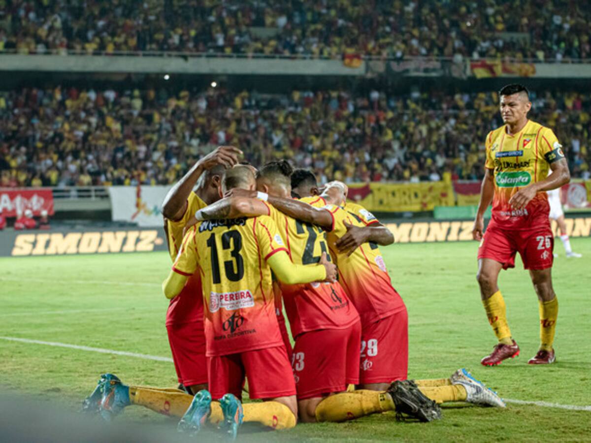 Deportivo Pereira golea a Santa Fe y se ilusiona con llegar a la final