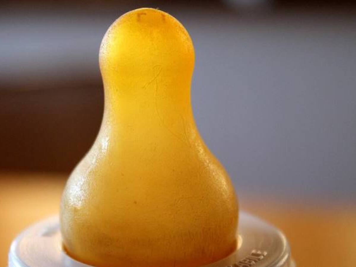 Mujer amamanta a su novio de 36 años