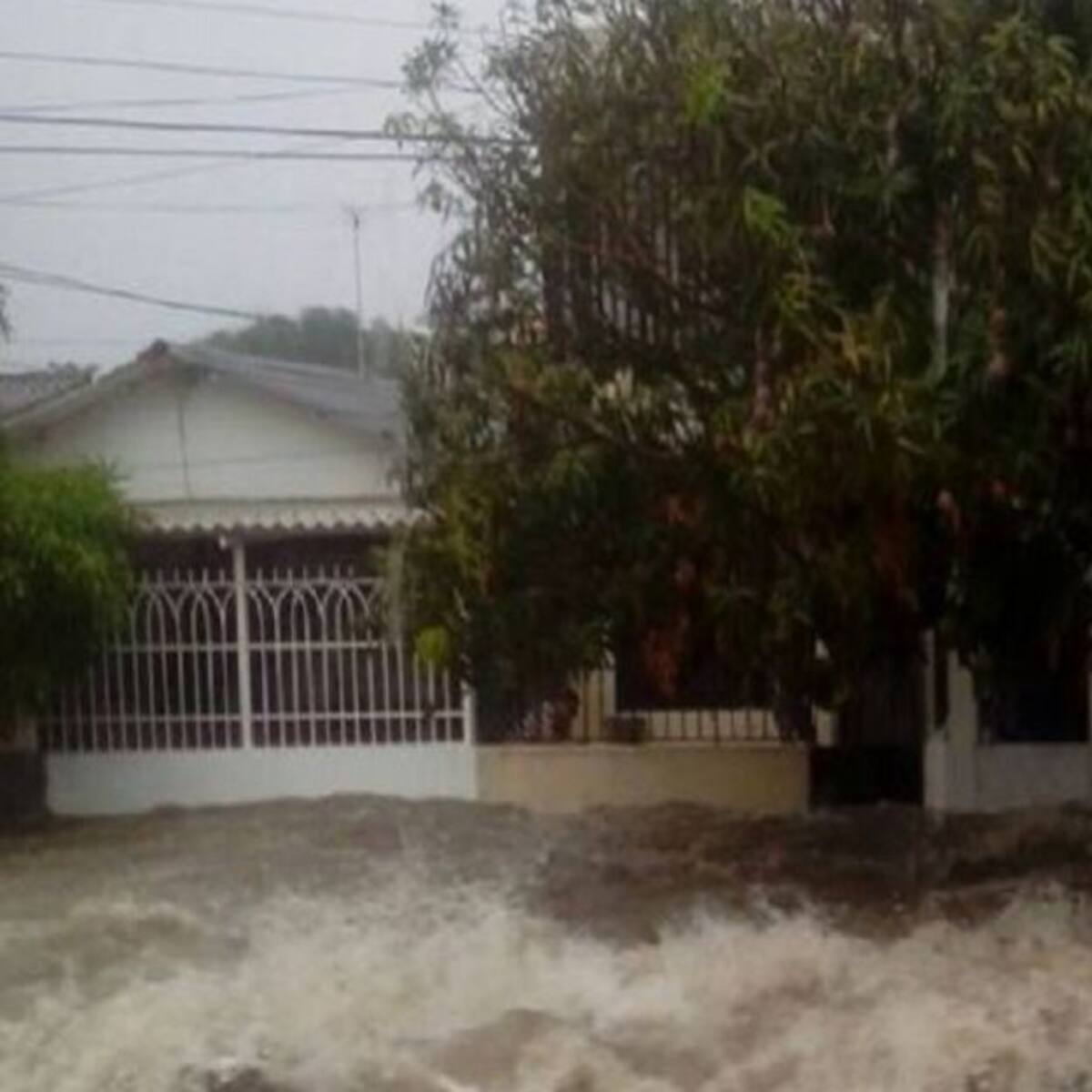 Dos jóvenes se salvaron tras ser arrastrados por un arroyo en Barranquilla