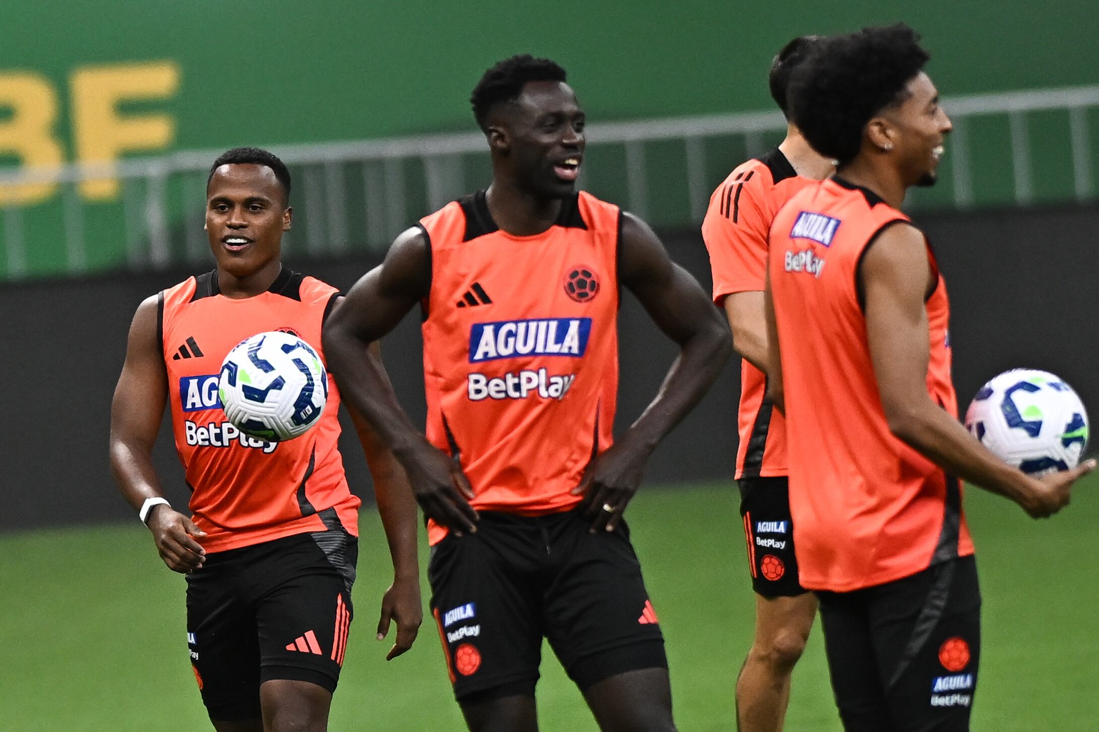 AME870. BRASILIA (BRASIL), 19/03/2025.- Jhon Arias (i) de Colombia participa en un entrenamiento este miércoles, en el estadio Mané Garrincha en Brasilia (Brasil). Las selecciones de Brasil y Colombia se enfrentaran por la fecha 13 de las eliminatorias sudamericanas del Mundial 2026. EFE/ André Borges