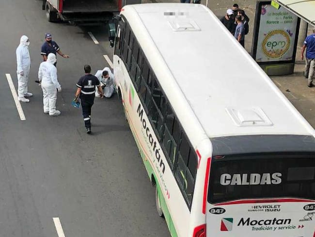 Un ladrón murió al chocar con un bus luego de cometer un hurto en Itagüí