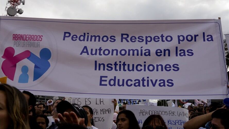 Alrededor de cinco mil personas se reunieron en el Ministerio de Educación para protesta por cartillas de orientación sexual.. Foto: Colprensa