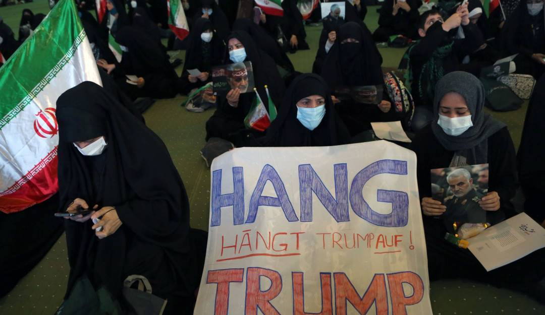 Manifestaciones en rechazo a Donald Trump durante la conmemoración del asesinato del general iraní Qassem Soleimani.    Foto: Getty 