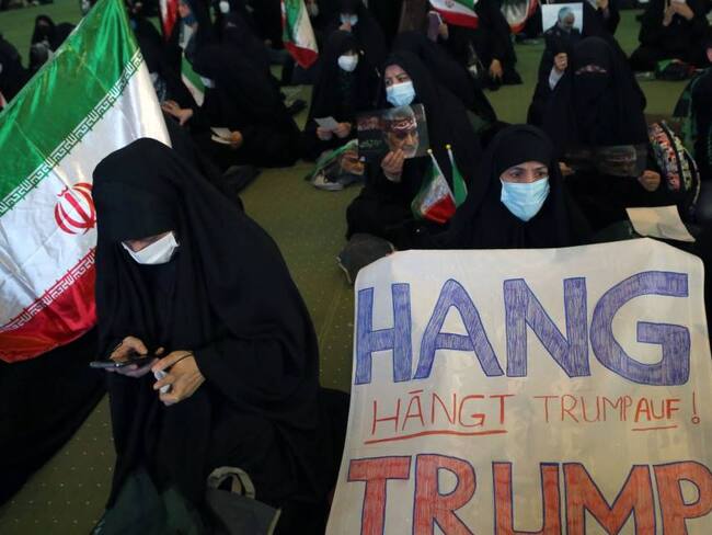 Manifestaciones en rechazo a Donald Trump durante la conmemoración del asesinato del general iraní Qassem Soleimani.    Foto: Getty 