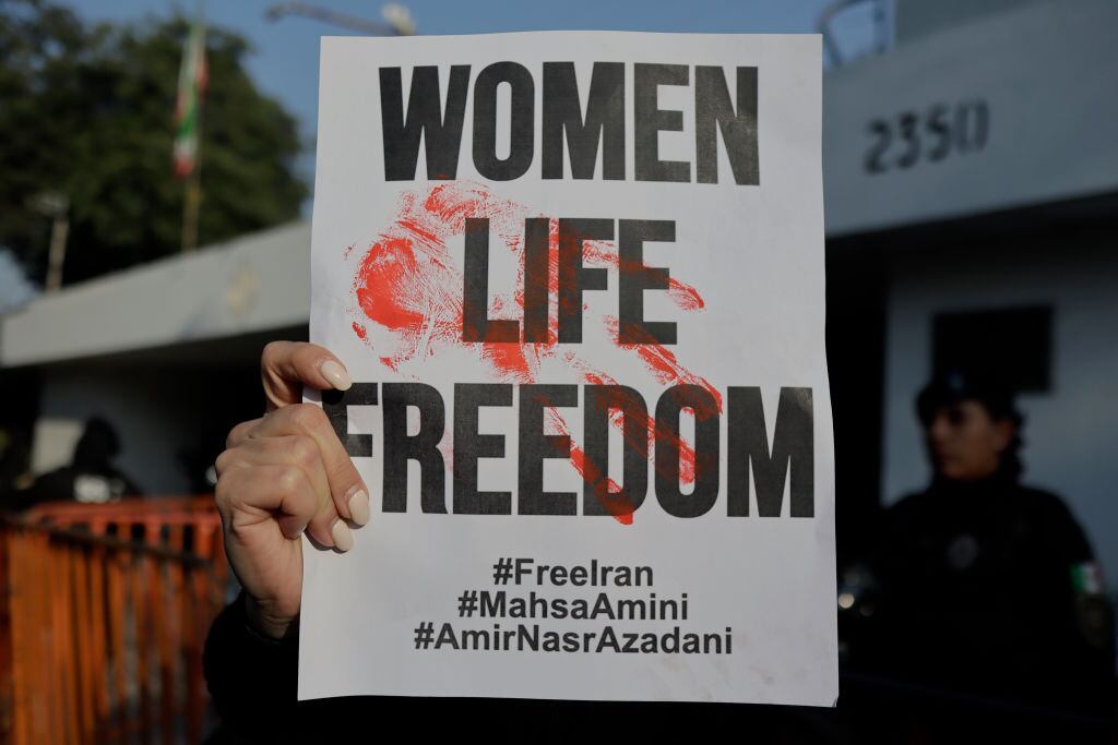 Protestas afuera de la Embajada de Irán en México.