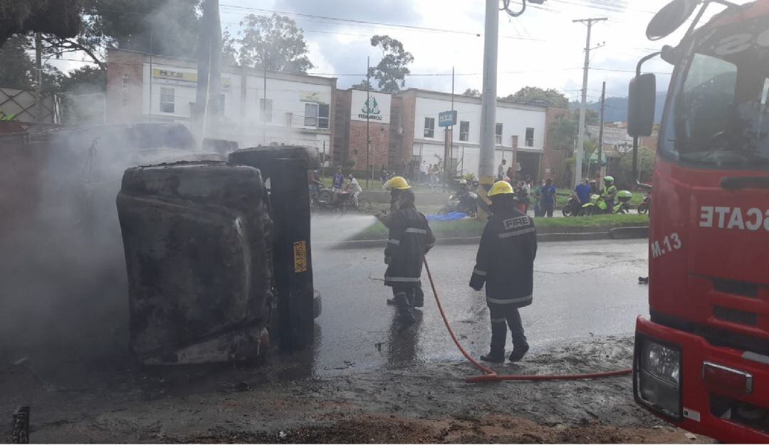 Los bomberos oficiales atendieron la emergencia.