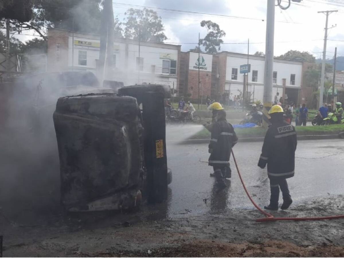 Un hombre muerto y una volqueta en llamas dejó un accidente en Ibagué