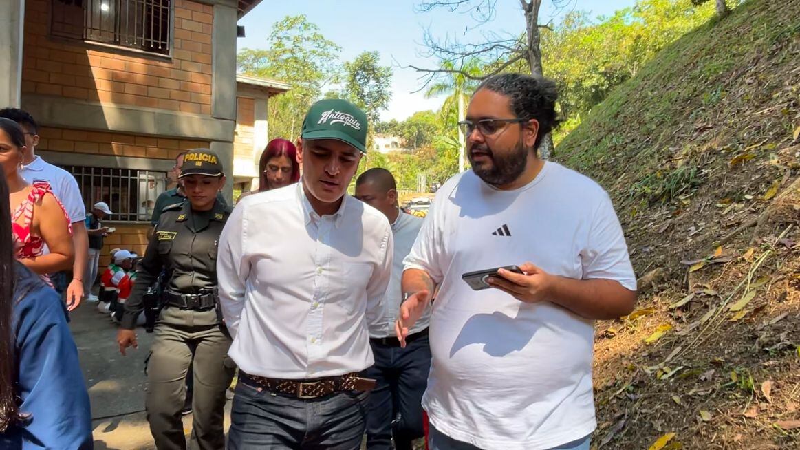 Gobernador Andrés Julián Rendón conversando con Sebastián Estrada