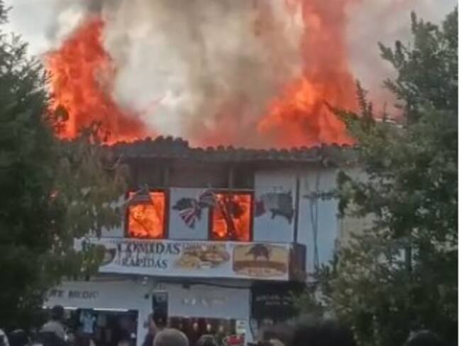 Un grave incendio en el parque principal de Rionegro afectó varios locales