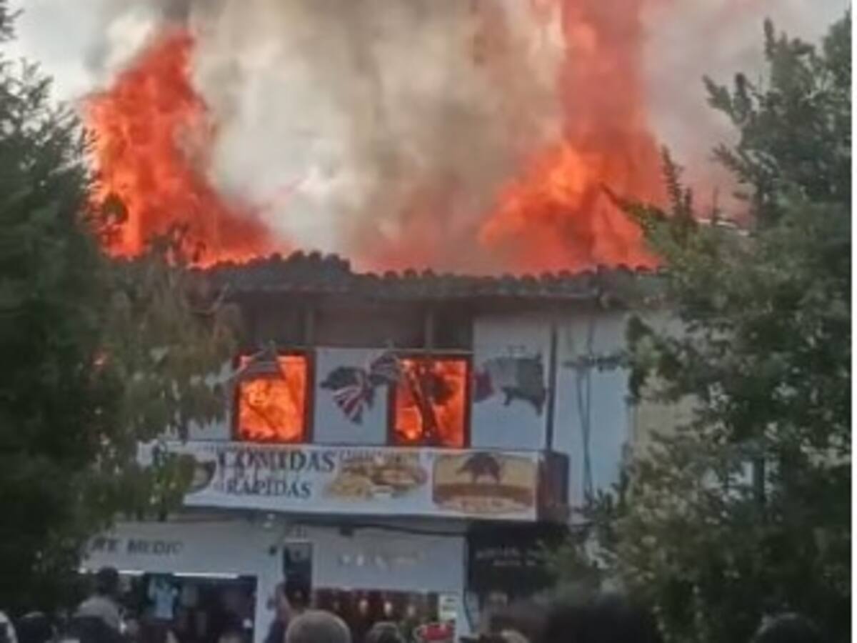 Un grave incendio en el parque principal de Rionegro afectó varios locales