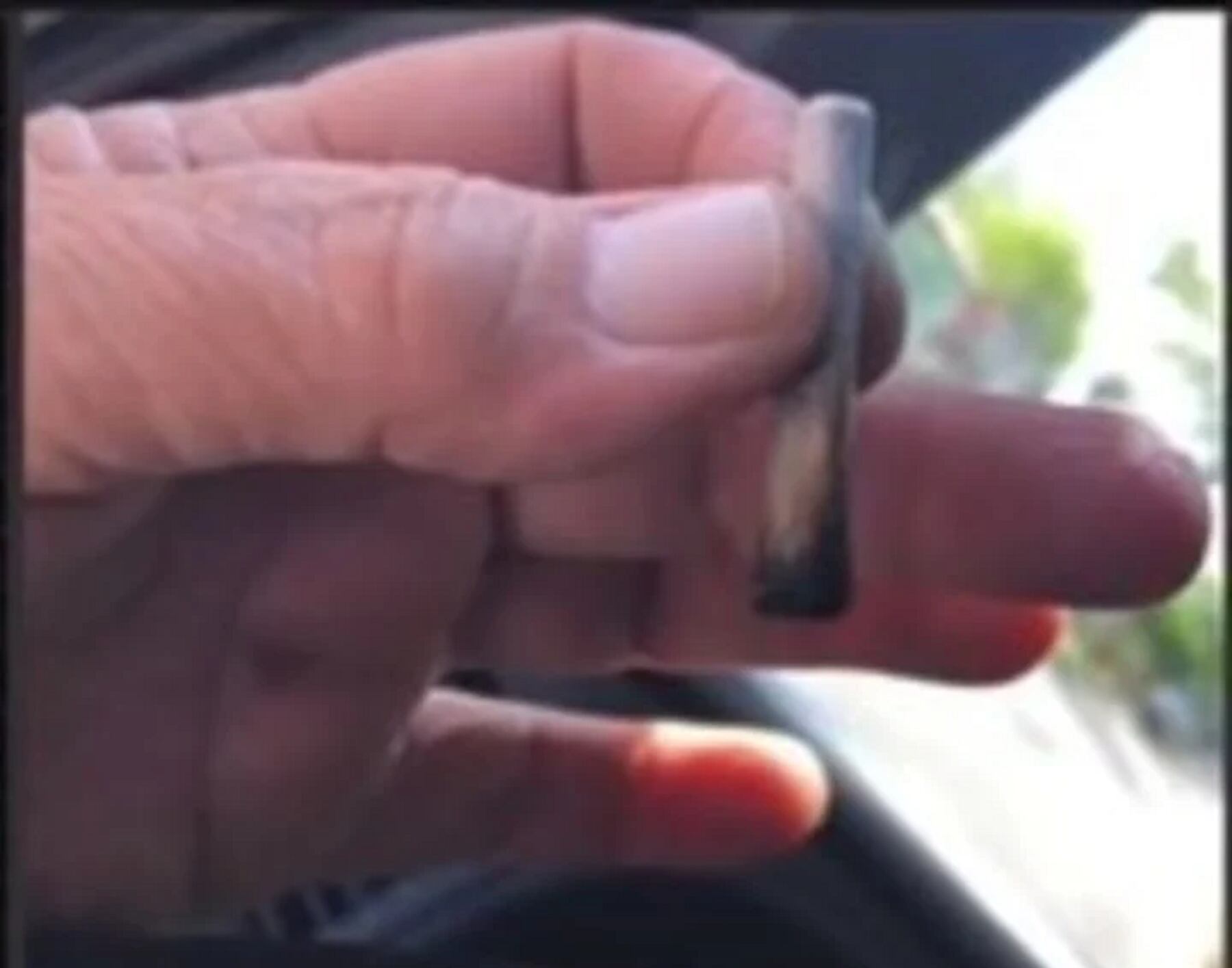 "Drogaste a papá": fumó un cigarrillo de su hija y le envió un audio imperdible | Captura de Video