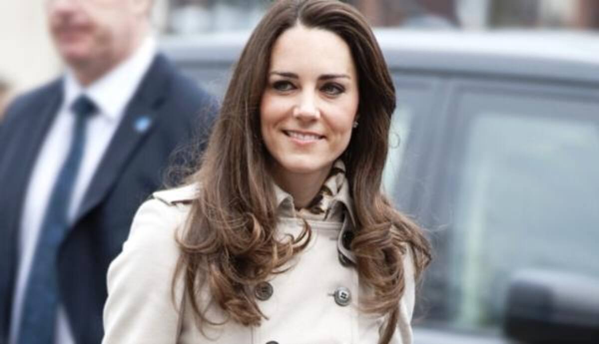 Catalina, duquesa de Cambridge: Su nombre real es Kate Middleton y es hija de Carole Elizabeth Goldsmithquien trabajaba como azafata, y Michael Francis Middleton quien es un despachador de vuelos quienes fundaron la empresa Party Pieces.