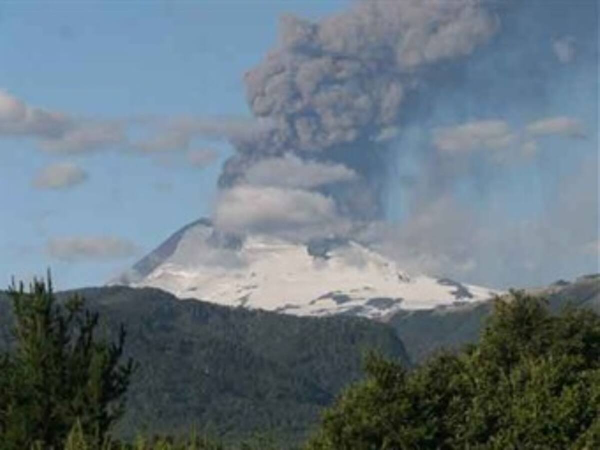 La reactivación del volcán Llaima en Chile obliga a evacuar zonas cercanas