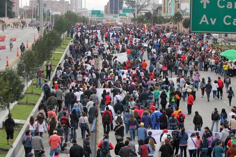 Miles de educadores se han reunido en las diferentes ciudades del país para protestar indefinidamente. Las advertencias de la ministra de Educación no han logrado aplacar las manifestaciones, por el contrario, los profesores han manifestado que no los asusta los anuncios de Gina Parody.