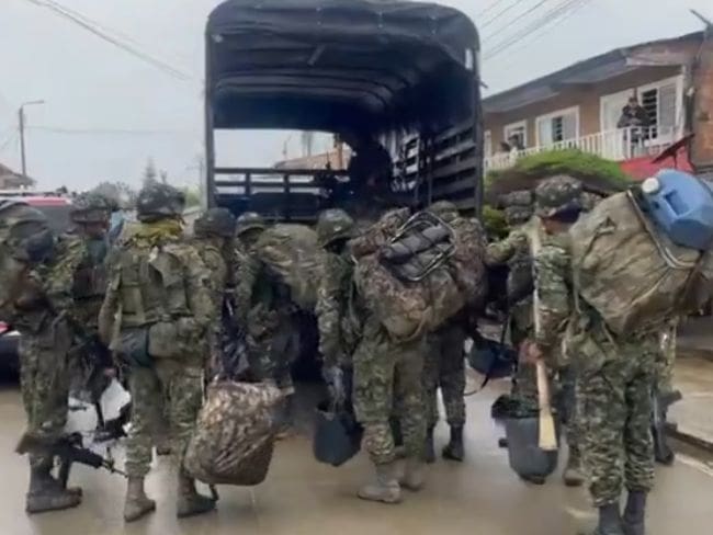 Liberan a 57 militares secuestrados en El Tambo, Cauca: hubo intento de ataque durante la entrega